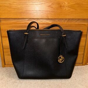 Michael Kors preowned tote - mint condition